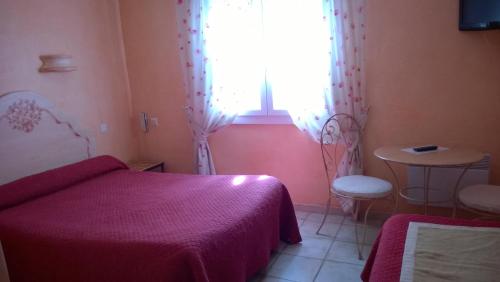 Ένα ή περισσότερα κρεβάτια σε δωμάτιο στο Hotel Les Cavalets