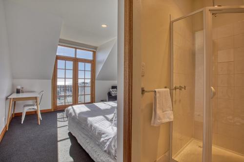 Monterey Bay of Fires tesisinde bir odada yatak veya yataklar