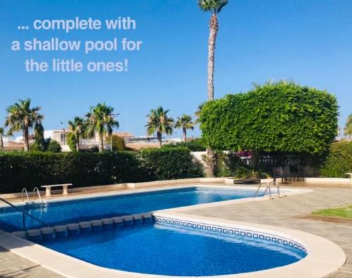 Zdjęcie z galerii obiektu 4 Bed 3 Bath Villa Sleeps 8, Pool Wifi Tv Close to Beach Restaurants and Shops w mieście Los Alcázares