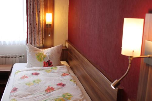 Ένα ή περισσότερα κρεβάτια σε δωμάτιο στο Hotel Uhl