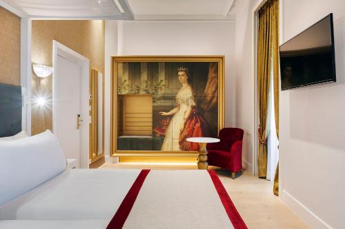 A television and/or entertainment centre at Áurea Ana Palace by Eurostars Hotel Company