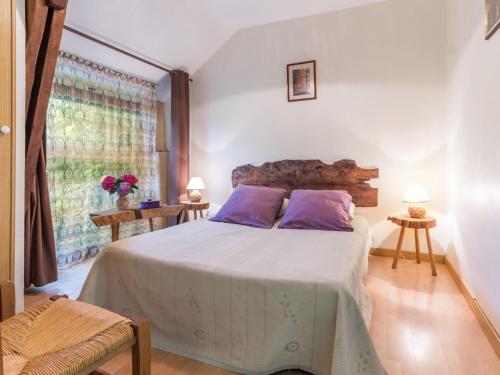 Un dormitorio con una cama con almohadas moradas y una ventana en Gîte Saffré, 4 pièces, 6 personnes - FR-1-306-1141, en Saffré