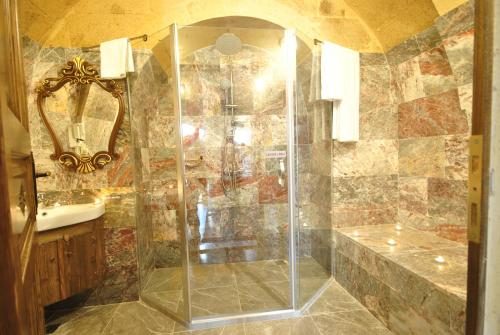 A bathroom at Hotel Elvan Cave House