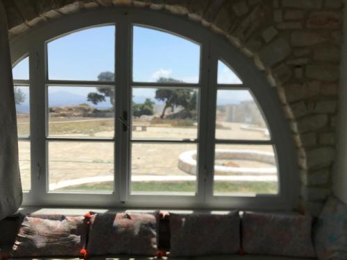 an arched window in a stone building with a couch at Anatoli in Ambelas