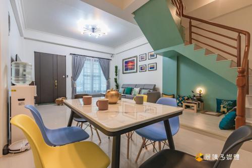 a dining room and living room with a table and chairs at Sunny No85 B&B in Toucheng