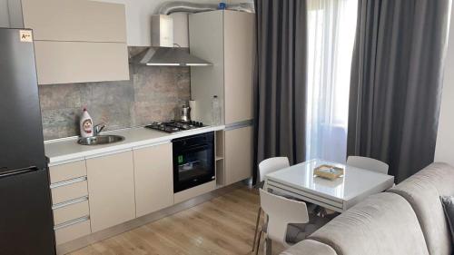 una cucina con divano e tavolo in una camera di ydr residence a Mamaia