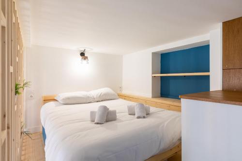 - une chambre avec un grand lit blanc et 2 oreillers dans l'établissement DIFY Joseph Bonnet - Croix Rousse, à Lyon