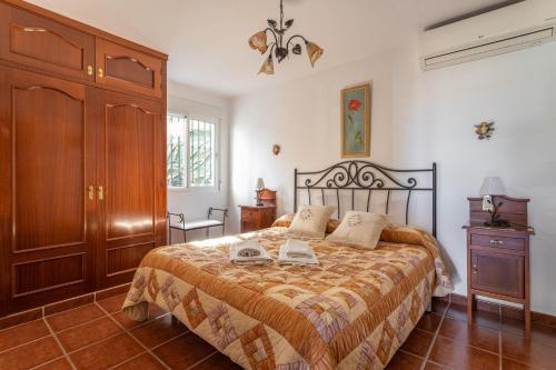 een slaapkamer met een bed en een ladekast erin bij Casita Puente Viejo in Nerja