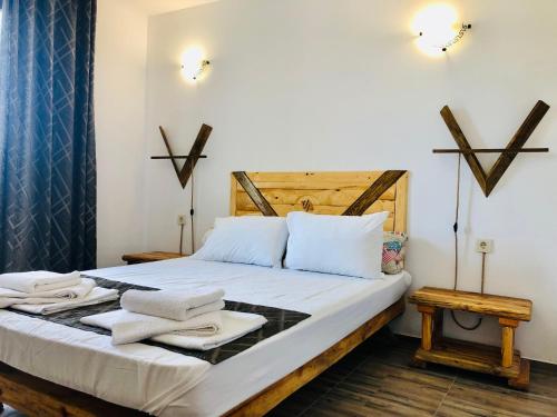 1 dormitorio con 1 cama con toallas en Villa Adrian en Shkorpilovtsi