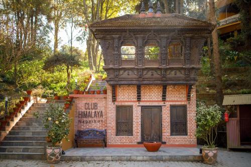 un antiguo edificio de ladrillo con balcón en la parte superior en Club Himalaya, by ACE Hotels, en Nagarkot