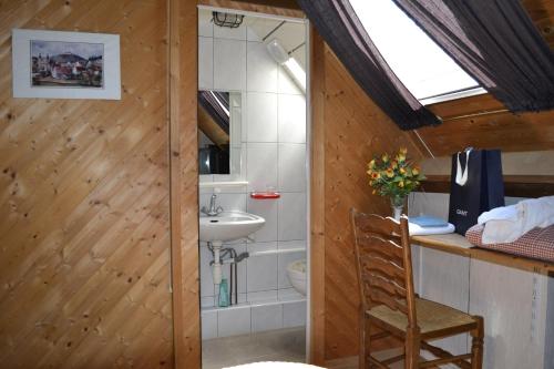 een badkamer met een wastafel en een toilet bij Pension Neske in Beesel