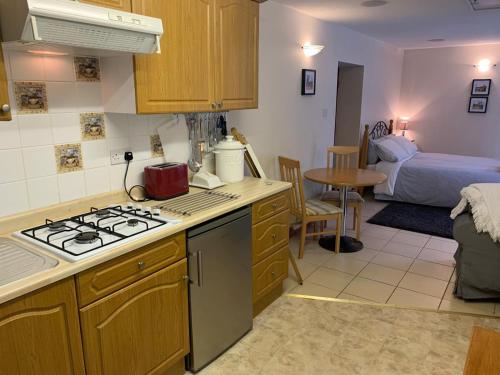 Kuchyň nebo kuchyňský kout v ubytování Whitestone Cottage