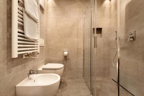 A bathroom at Apartments Montblanc Sella