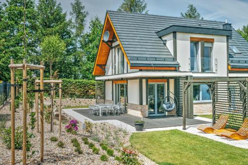 a house with a garden and a patio at Śnieżka Exclusive Apartamenty in Kowary