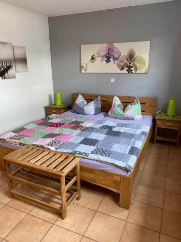 ein Schlafzimmer mit einem Bett mit einer Decke darauf in der Unterkunft Boddenblick Lauterbach Rügen in Lauterbach