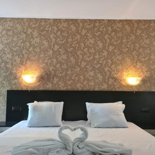 Zwei Schwäne liegen auf einem Bett in der Unterkunft Maria Tereza Bungalows in Baltschik