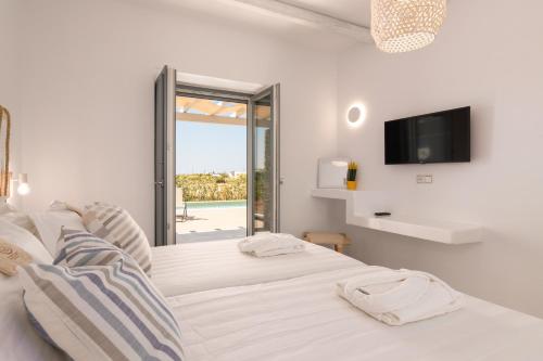 Katil atau katil-katil dalam bilik di Isalos Villas Naxos