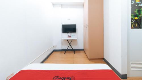 RedDoorz at CAA Road Las Pinasにあるテレビまたはエンターテインメントセンター