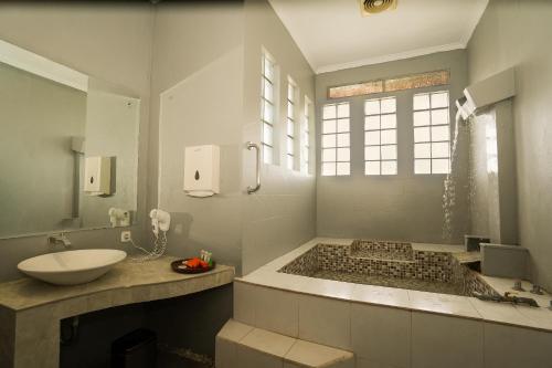 A bathroom at Sabda Alam Hotel & Resort