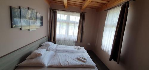 Voodi või voodid majutusasutuse Elringat-lak Apartmanház toas