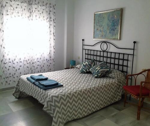 1 dormitorio con cama y ventana en Luminoso y amplio apartamento en el centro histórico de Sevilla, en Sevilla
