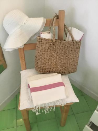 een stoel met een mand en handdoeken erop bij Casa Vuolo in Atrani