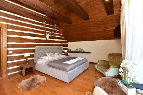 una camera con letto e soffitto in legno di Medžiotojų Sostinė a Kunioniai