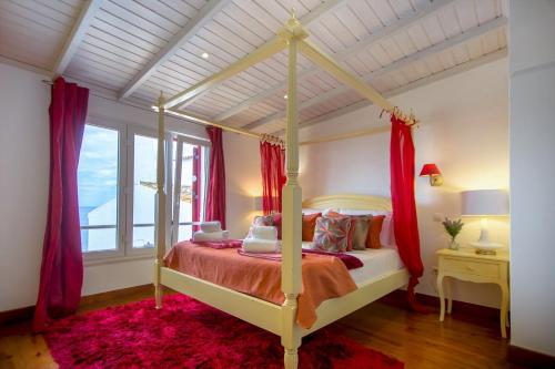 Voodi või voodid majutusasutuse Luxurious BEACHFRONT VILLA de la PLAGE with private beach acces toas