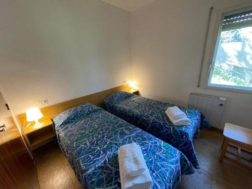 A bed or beds in a room at Apartament a La Molina, grans vistes, llar de foc