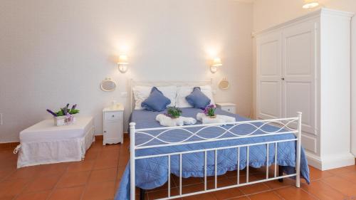 Postel nebo postele na pokoji v ubytování VILLA D'AQUINO 8&2, Emma Villas