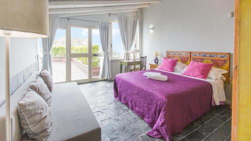 Ένα ή περισσότερα κρεβάτια σε δωμάτιο στο Attico Giafari 6, Emma Villas