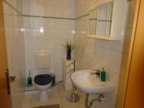 a bathroom with a sink and a toilet at Ferienwohnung Pfanne in Großkoschen