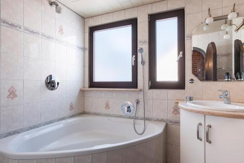 Ett badrum på Hotel & Restaurant Sichelschmiede