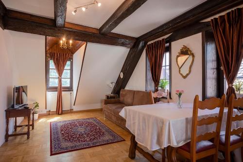 uma sala de estar com uma mesa e um sofá em Hotel & Restaurant Sichelschmiede em Friburgo em Brisgóvia