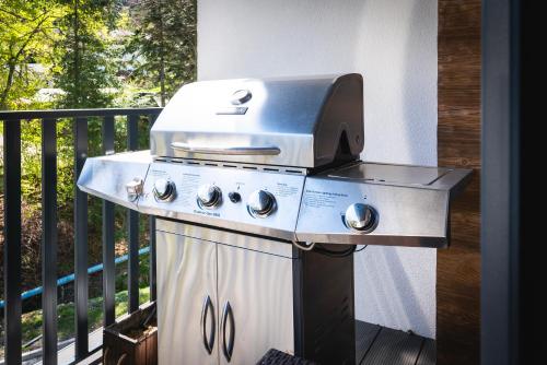 a grill sitting on a porch next to a fence at Apartament SPOKOLOKO Wiślańska Złoty B1 in Szczyrk