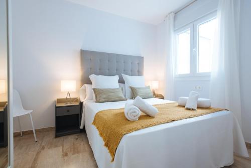 Postel nebo postele na pokoji v ubytování Triana Boutique Free Parking