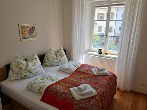a bedroom with a bed with towels on it at Altstadtjuwel mit Sauna in Sankt Veit an der Glan