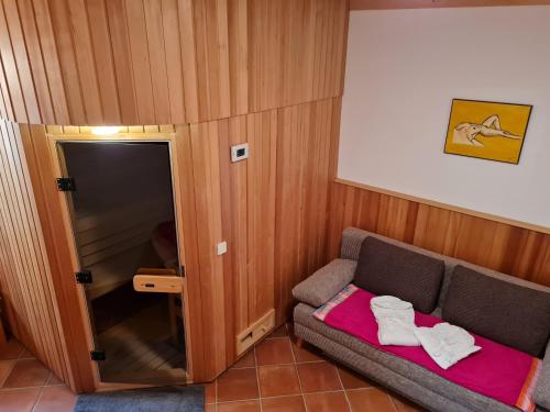 a small room with a couch and a glass door at Altstadtjuwel mit Sauna in Sankt Veit an der Glan