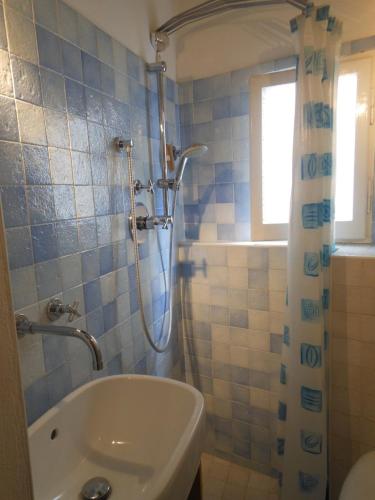 La salle de bains est pourvue d'une douche, d'une baignoire et d'un lavabo. dans l'établissement Bio B&B Della Mandorla, à Pérouse