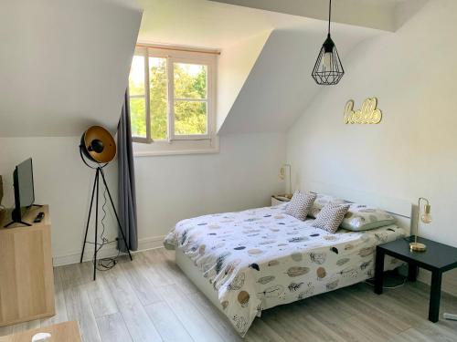 une chambre blanche avec un lit et une fenêtre dans l'établissement Studio tout confort dans Boulogne, à Boulogne-sur-Mer