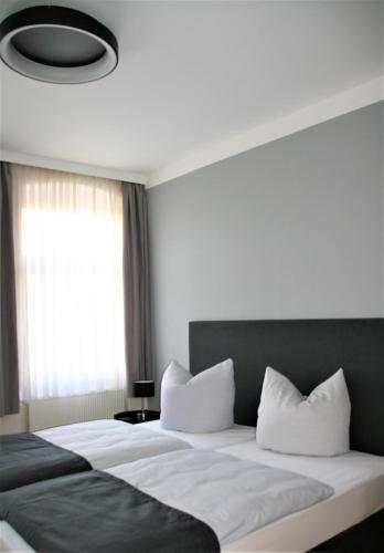 Ένα ή περισσότερα κρεβάτια σε δωμάτιο στο Hotel Sächsischer Hof