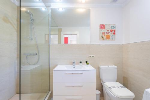 Koupelna v ubytování Romana Playa 741 Apartment by GHR Rentals