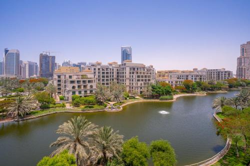 Galería fotográfica de RH - Beautiful canal view, Sleek & spacious Studio, central location en Dubái