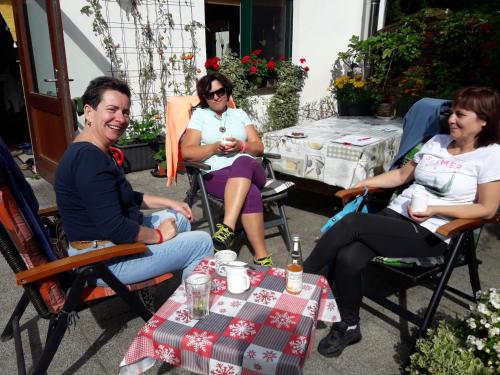 Tetamu yang menginap di Birkenhof Ashram Familien Blockhütten