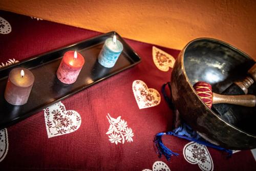 a table with candles and a bowl and a table with hearts at Walsertal Residence in Gressoney-la-Trinité
