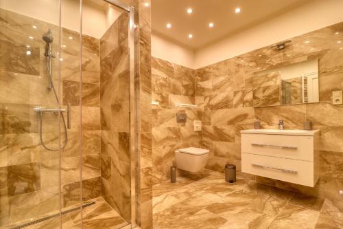 La salle de bains est pourvue d'une douche, de toilettes et d'un lavabo. dans l'établissement Manna Villa, à Eger
