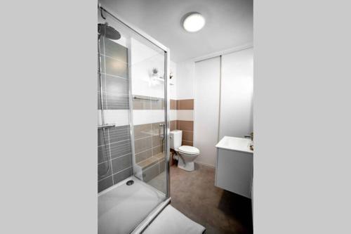 La salle de bains est pourvue d'une douche, de toilettes et d'un lavabo. dans l'établissement CUDJOE, à Dinan