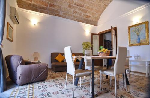 ein Wohnzimmer mit Tisch und Stühlen in der Unterkunft L'Arco in Terrasini