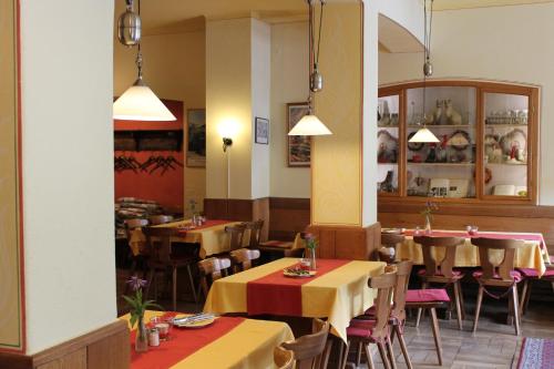 um restaurante com mesas e cadeiras num quarto em Gasthof Butz em Rothenburg ob der Tauber