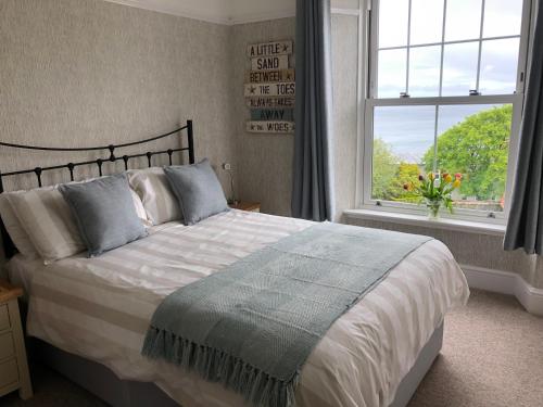 - une chambre avec un grand lit et une fenêtre dans l'établissement Borthalan House, à Carbis Bay